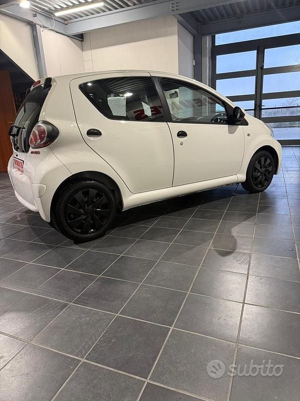 Usata Toyota Aygo 68 CV (50 kW) 2012 Bianco Utilitaria