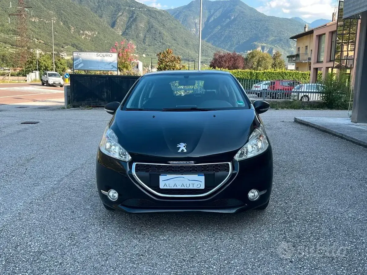 Usata Peugeot 208 Access 82 CV (60 kW) 2013 Nero Utilitaria