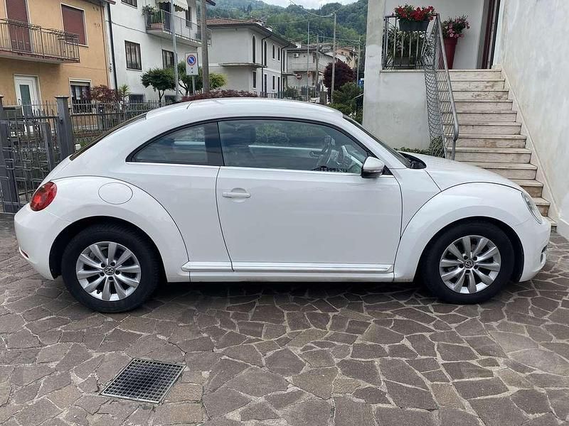 Usata VW Beetle 105 CV (77 kW) 2012 Bianco Utilitaria