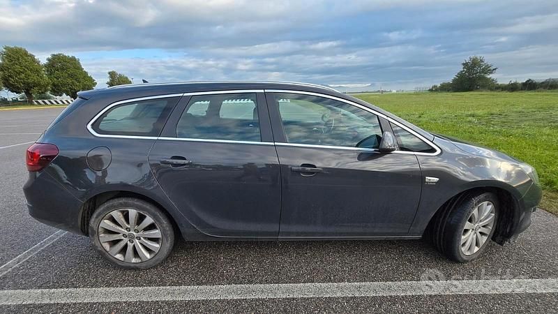 Usata Opel Astra Cosmo 140 CV (102 kW) 2015 Grigio Station wagon