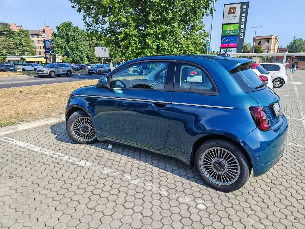 Usata Fiat 500e La Prima 42 kW (58 CV) 2020 Blu/azzurro Utilitaria