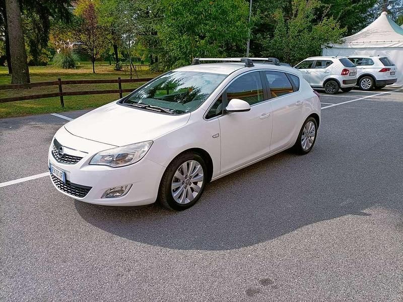 Usata Opel Astra Cosmo 110 CV (80 kW) 2011 Bianco Berlina