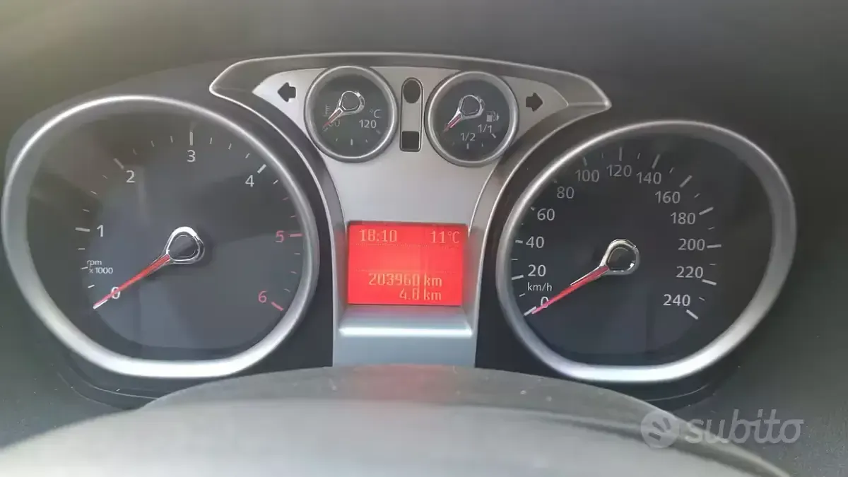 Usata Ford Focus 109 CV (80 kW) 2010 Grigio Station wagon