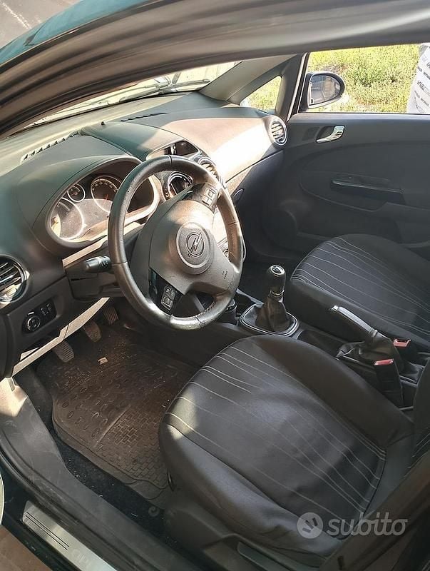 Usata Opel Corsa 69 CV (50 kW) 2010 Nero Berlina