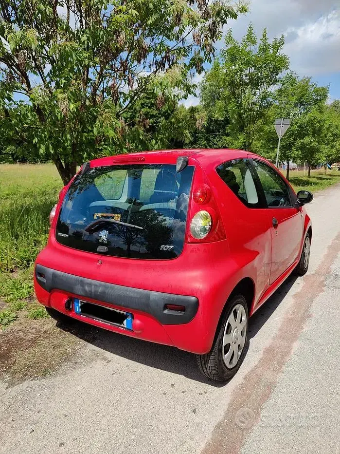 Käytetty Peugeot 107 68 HP (50 kW) 2010 Punainen Viistoperä