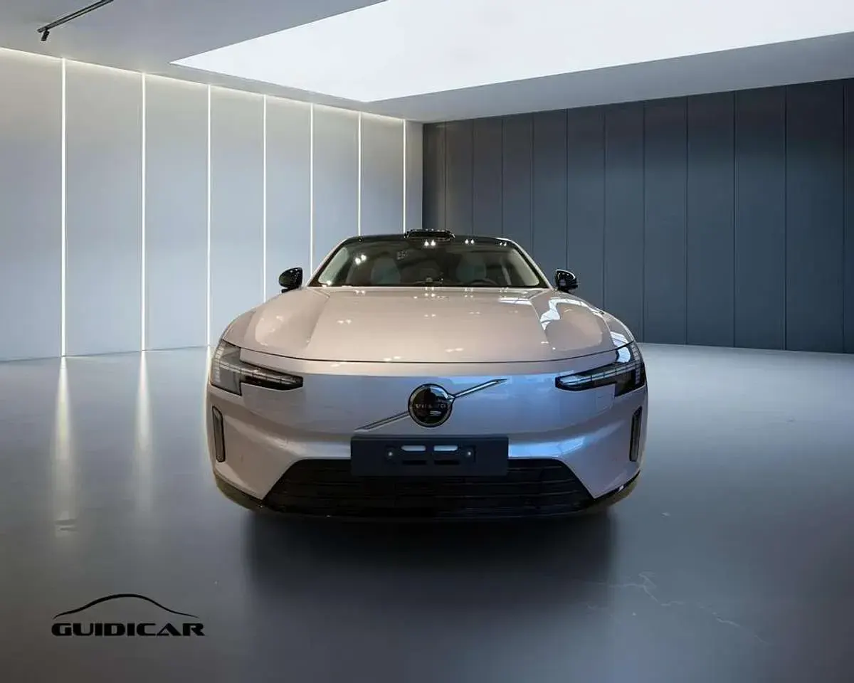 Nuova Volvo ES90 Ultra 244 kW (333 CV) 2026 Aurora silver Berlina