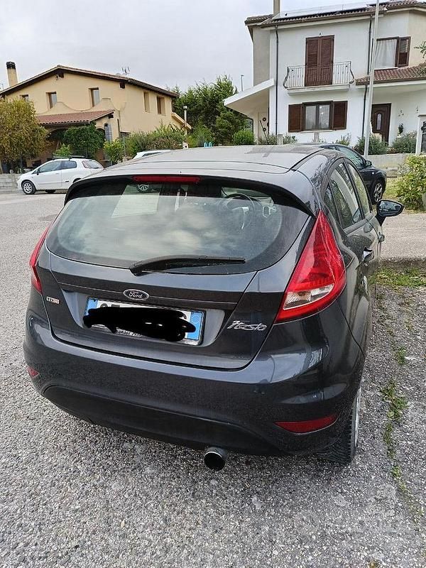 Usata Ford Fiesta 70 CV (51 kW) 2009 Grigio Utilitaria