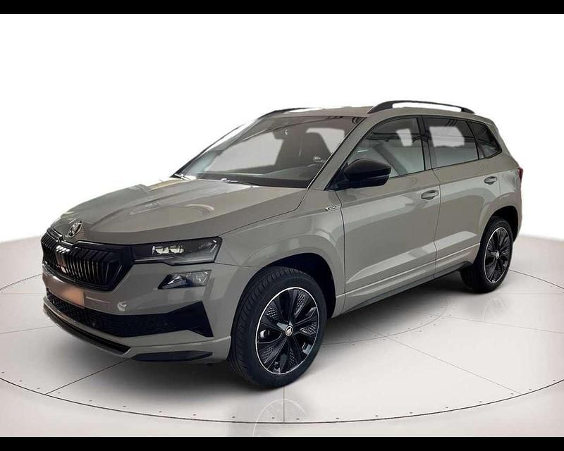 Grigio acciaio Nuova 2025 Skoda Karoq SportLine SUV | 30.450 € (Super prezzo) - Immagine 1/4