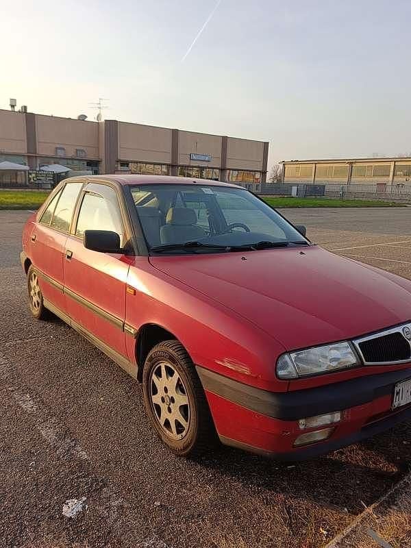 Usata Lancia Delta 75 CV (55 kW) 1994 Rosso Utilitaria