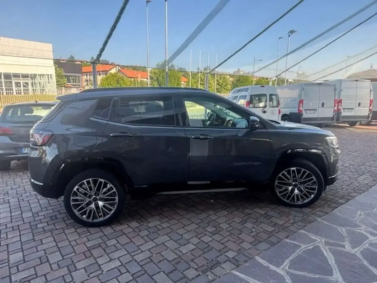 Usata Jeep Compass Summit 131 CV (96 kW) 2024 Grigio scuro SUV