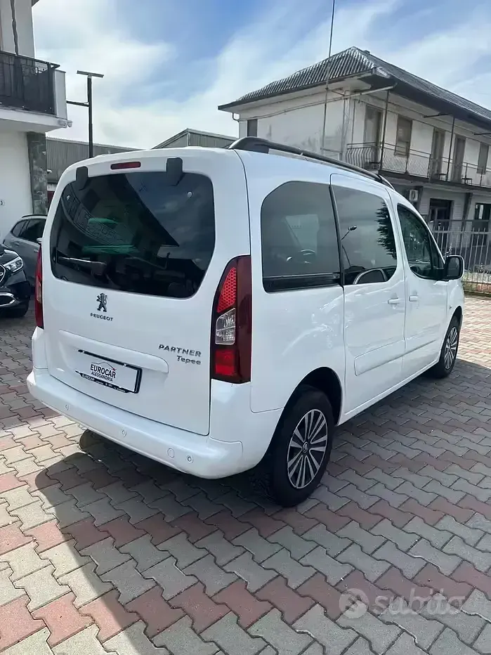 Usata Peugeot Partner Tepee Outdoor 120 CV (88 kW) 2017 Bianco Monovolume