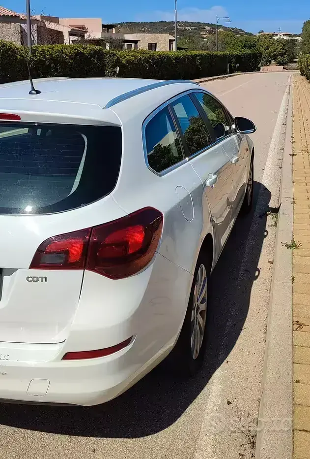 Usata Opel Astra 110 CV (80 kW) 2011 Bianco Station wagon