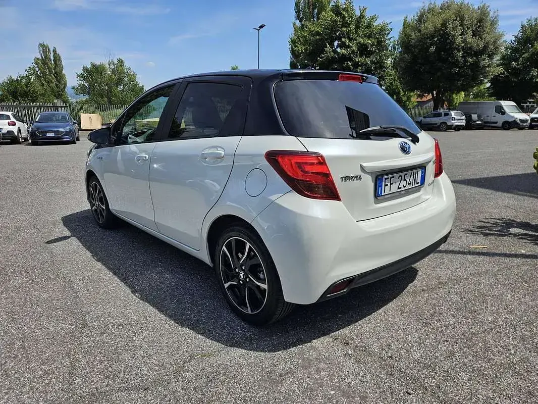 Usata Toyota Yaris Hybrid Edition 73 CV (53 kW) 2016 Argento Berlina