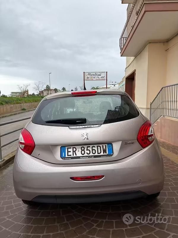 Usata Peugeot 208 Active 68 CV (50 kW) 2013 Marrone Utilitaria