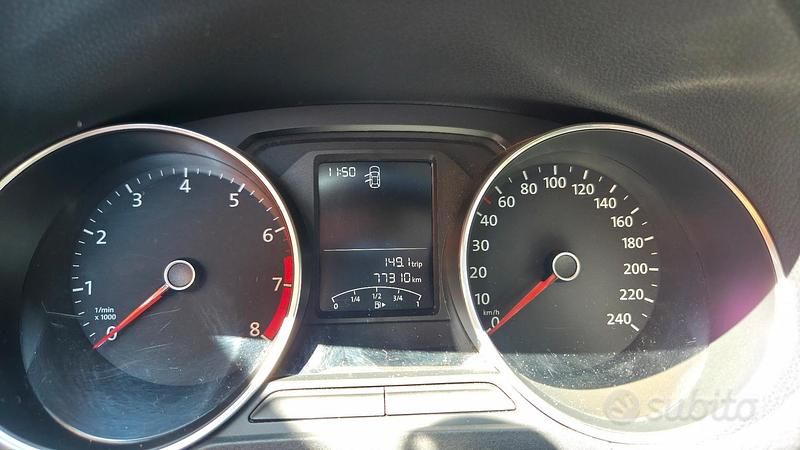 Grigio Usata 2014 VW Polo Comfortline Tre volumi | 8800 € (Buon prezzo) - Immagine 1/4