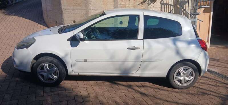 Usata 2011 Renault Clio II Tre volumi | 2500 € (Ottimo prezzo) - Immagine 1/4
