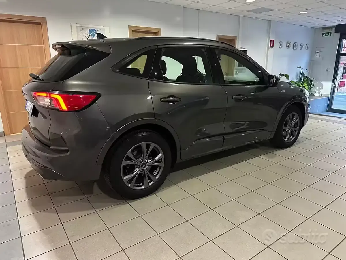Usata Ford Kuga ST-Line 120 CV (88 kW) 2022 Grigio scuro metallizzato SUV