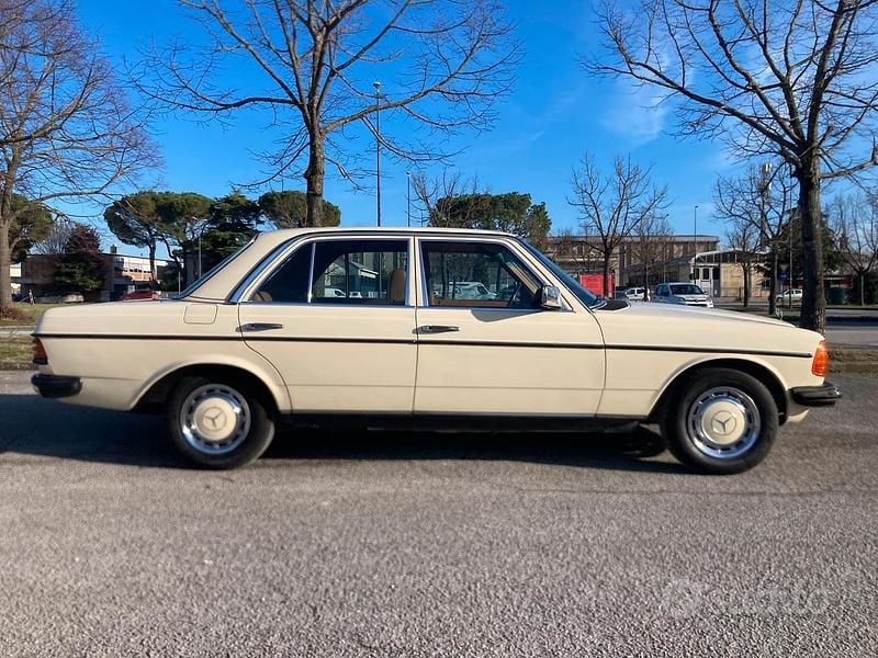 Usata Mercedes 200 1970 Berlina