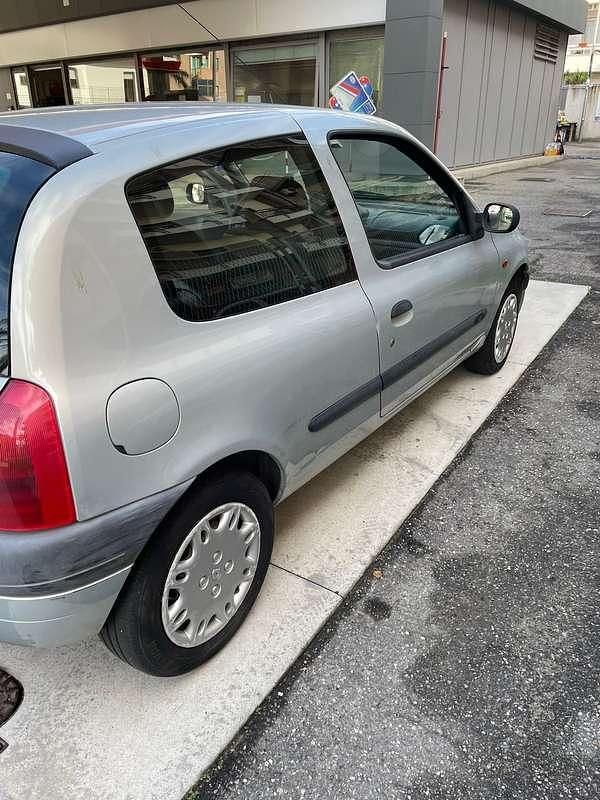 Usata Renault Clio II 58 CV (42 kW) 2000 Argento Berlina