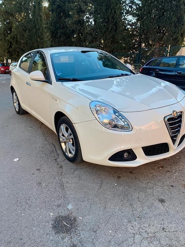 Bianco Usata 2011 Alfa Romeo Giulietta Due volumi | 5300 € (Buon prezzo) - Immagine 1/4