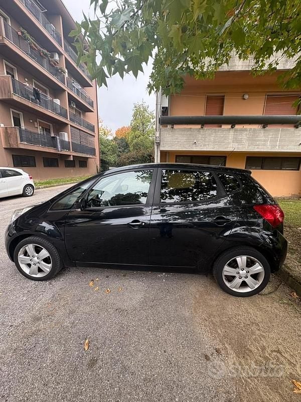 Usata Kia Venga 90 CV (66 kW) 2012 Nero Utilitaria