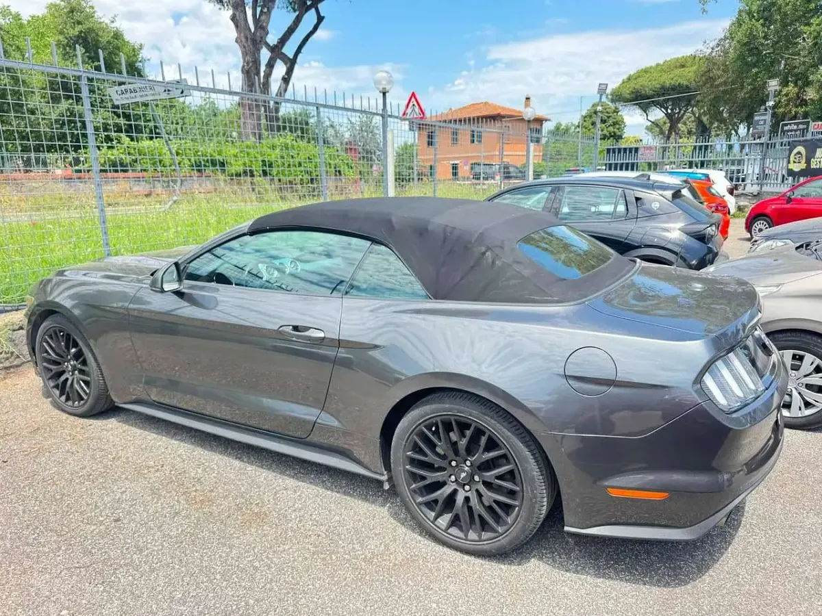 Usata Ford Mustang Convertible 317 CV (233 kW) 2018 Grigio Cabrio