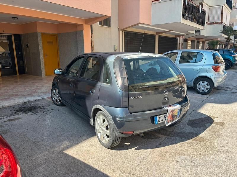 Usata Opel Corsa 65 CV (47 kW) 2005 Blu Utilitaria