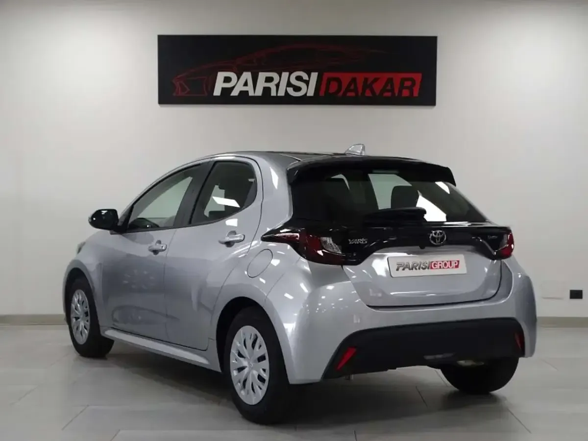 Nuova Toyota Yaris Hybrid Active 92 CV (67 kW) 2026 Argento Berlina