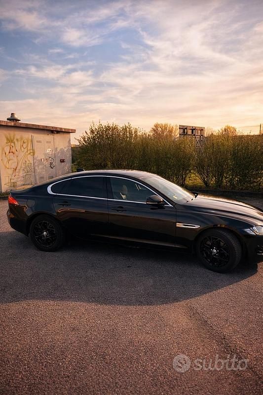 Usata Jaguar XF 180 CV (132 kW) 2019 Nero Berlina