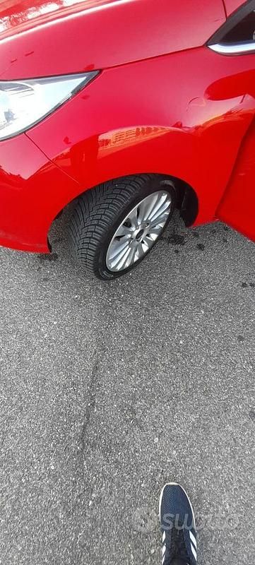 Rosso Usata 2008 Ford Fiesta Tre volumi | 4000 € - Immagine 1/4