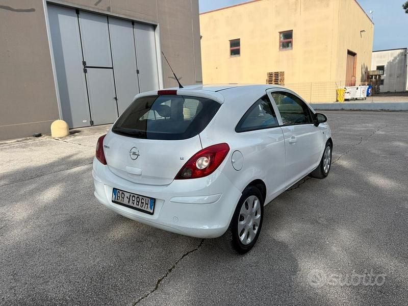 Usata Opel Corsa 59 CV (43 kW) 2009 Bianco Utilitaria