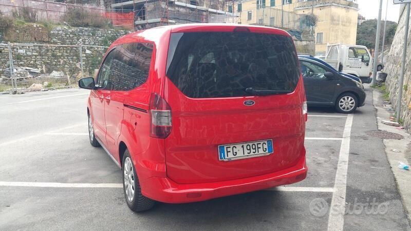 Usata Ford Tourneo Courier 95 CV (69 kW) 2016 Rosso Monovolume
