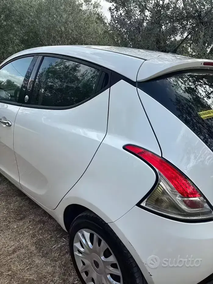 Usata Lancia Ypsilon 60 CV (44 kW) 2013 Bianco Utilitaria