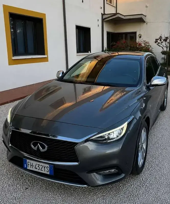 Usata Infiniti Q30 Premium 170 CV (125 kW) 2017 Argento Berlina