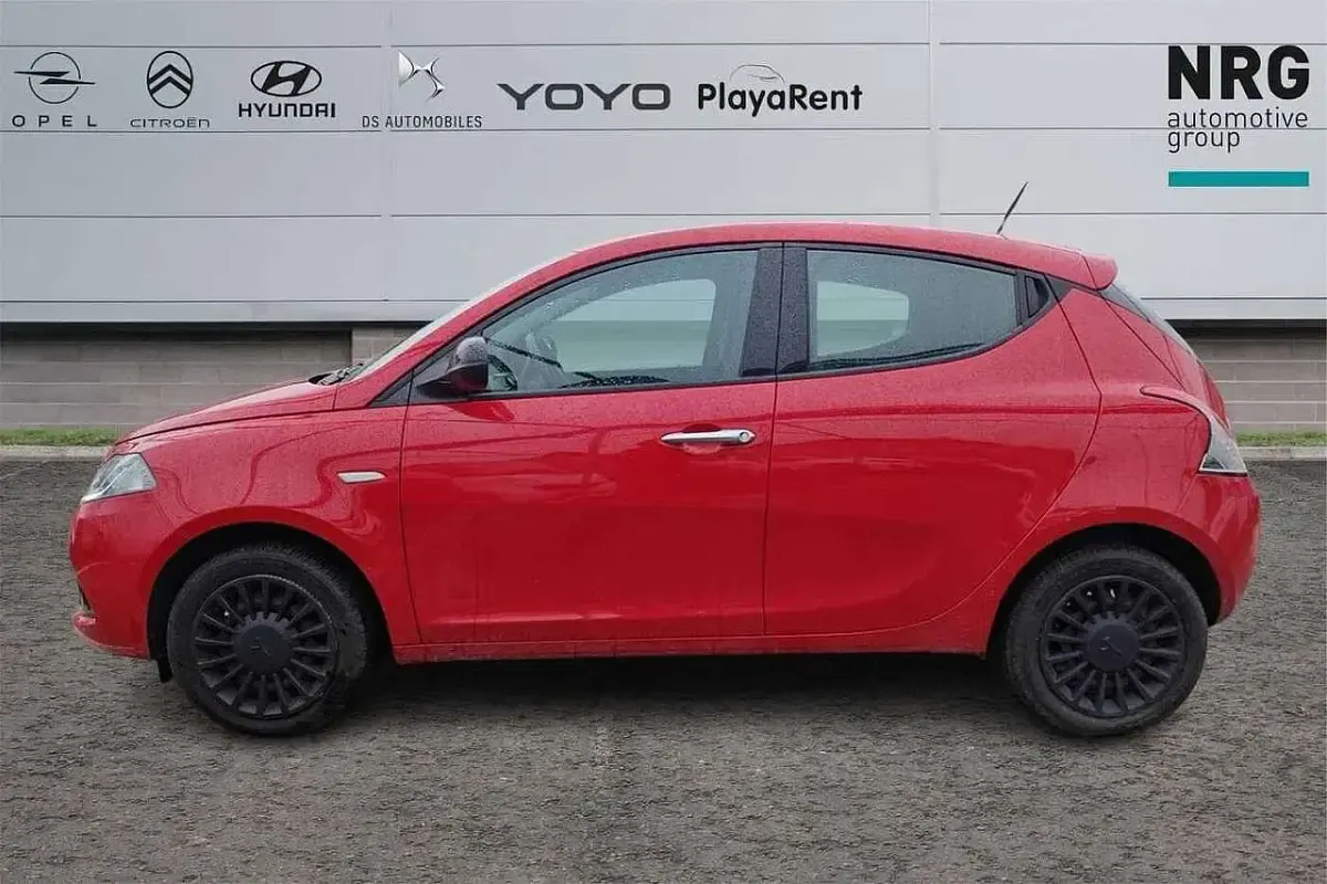 Usata Lancia Ypsilon Silver 69 CV (50 kW) 2023 Rosso Utilitaria