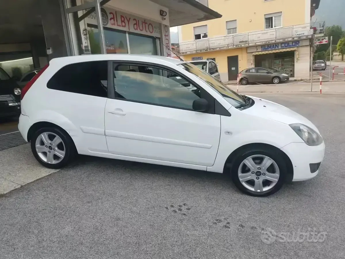 Usata Ford Fiesta 75 CV (55 kW) 2008 Bianco Utilitaria