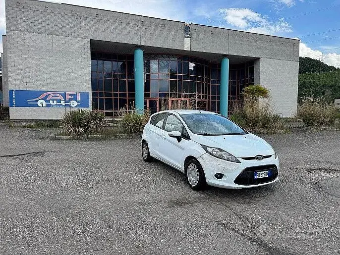 Usata Ford Fiesta 70 CV (51 kW) 2010 Bianco Berlina