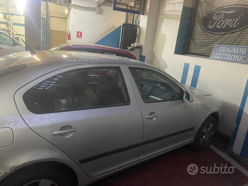 Usado Skoda Octavia Ambiente 102 CV (75 kW) 2006 Gris Berlina