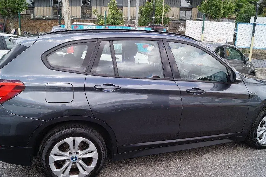 Käytetty BMW X1 Advantage 125 HP (91 kW) 2022 Harmaa Katumaasturi