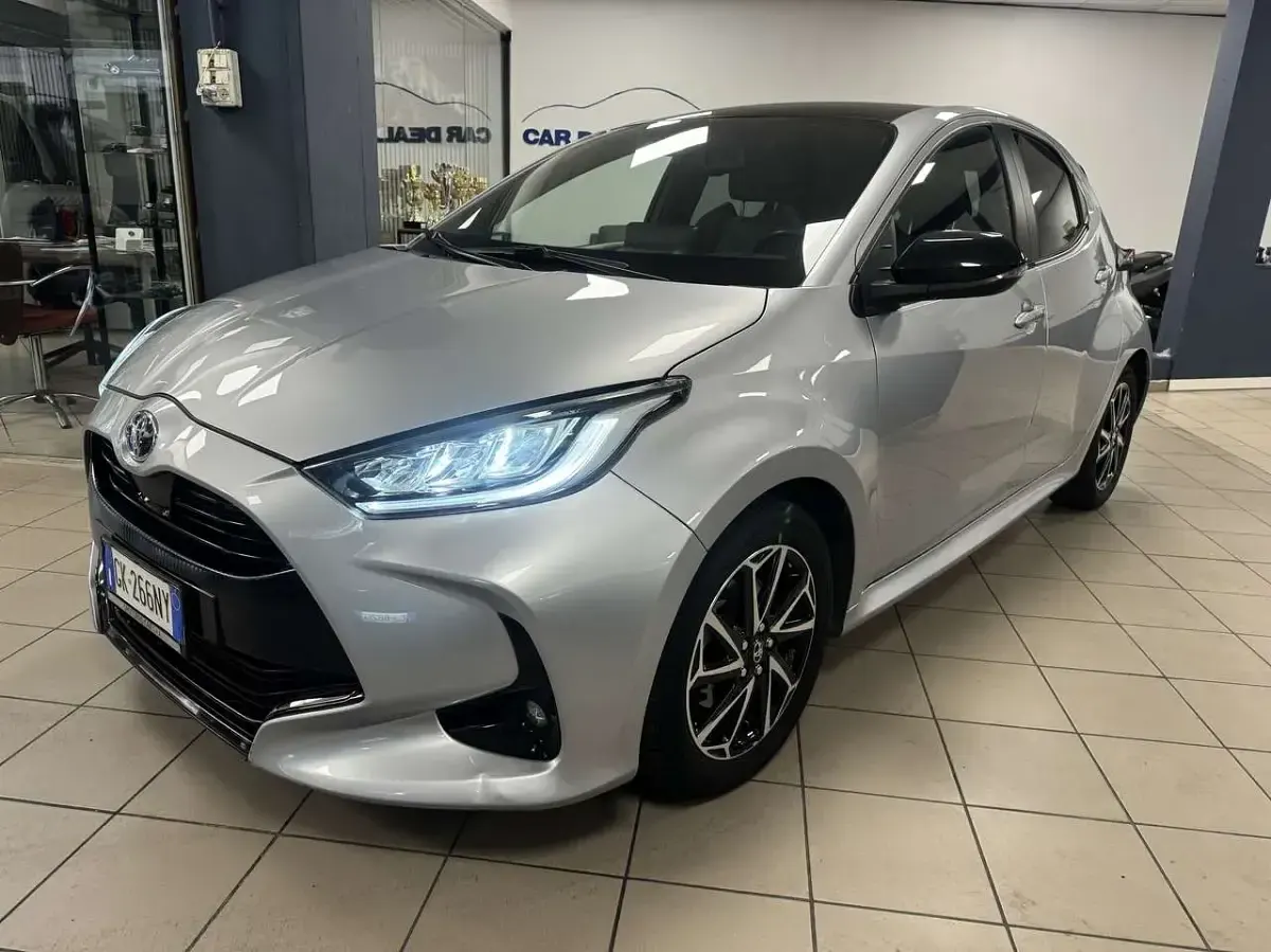 Usata Toyota Yaris Hybrid Lounge 92 CV (67 kW) 2022 Argento Berlina