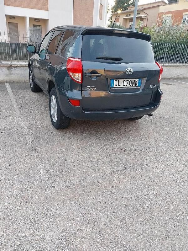 Usata Toyota RAV4 136 CV (100 kW) 2007 Grigio SUV