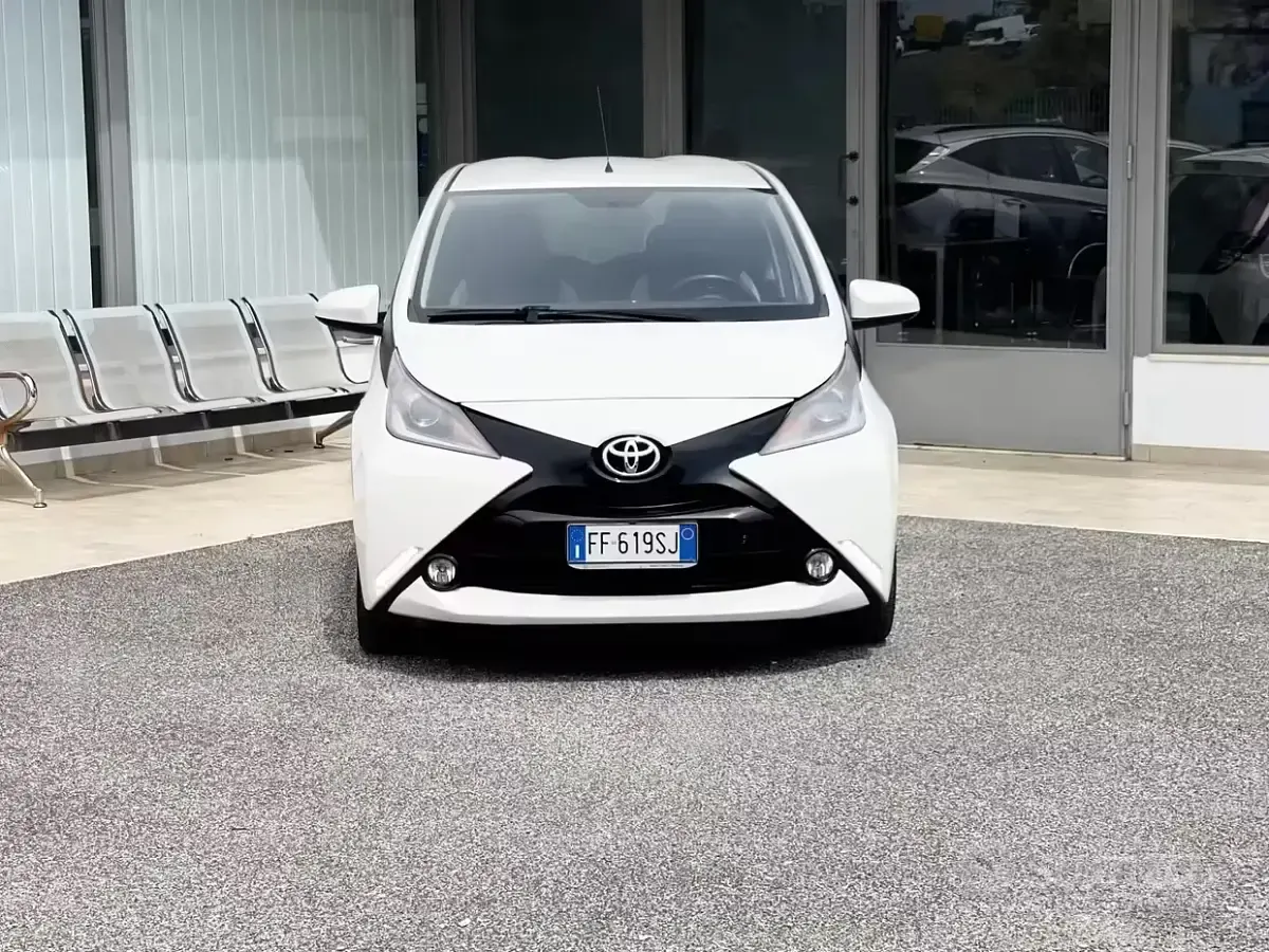 Usata Toyota Aygo 69 CV (50 kW) 2016 Bianco Utilitaria