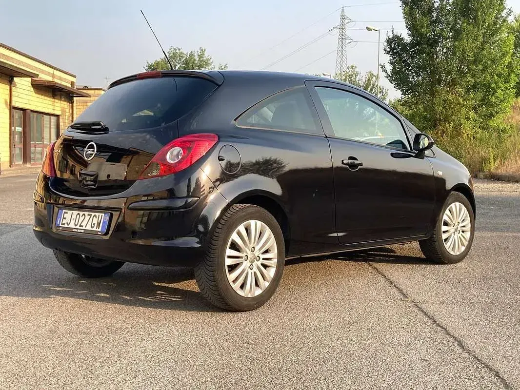 Usata Opel Corsa Edition 86 CV (63 kW) 2011 Nero Utilitaria