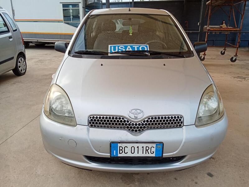 Usata Toyota Yaris Sol 68 CV (50 kW) 1999 Grigio Berlina