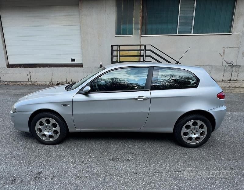 Usata Alfa Romeo 147 120 CV (88 kW) 2006 Grigio Utilitaria