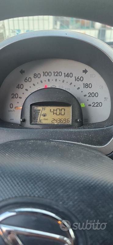 Usata Daihatsu Sirion 69 CV (50 kW) 2006 Blu Utilitaria