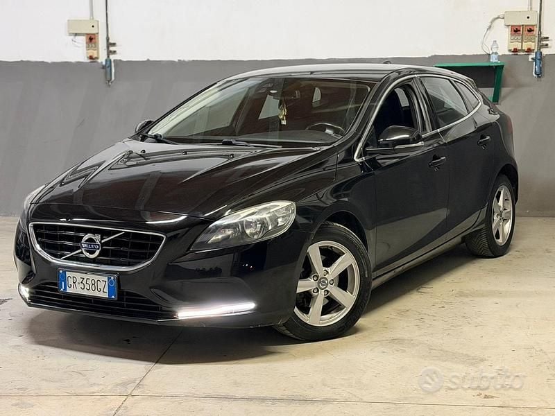 Usata Volvo V40 Summum 115 CV (84 kW) 2014 Nero Berlina
