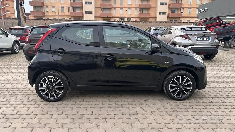 Usata Toyota Aygo Connect Style 72 CV (52 kW) 2020 Nero Utilitaria