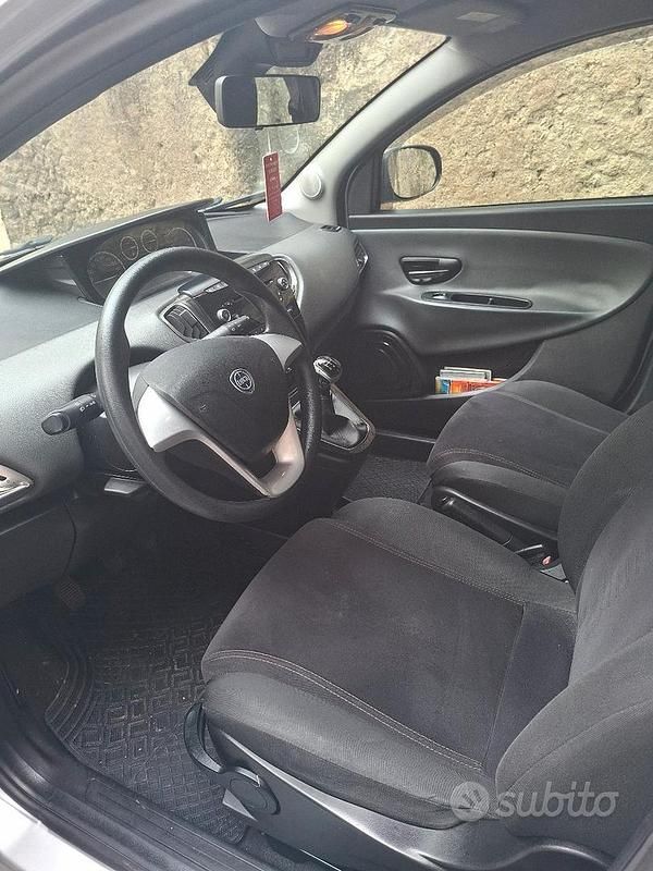 Grigio Usata 2012 Lancia Ypsilon Due volumi | 5000 € (Buon prezzo) - Immagine 1/4