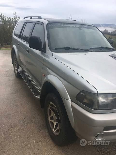 Usata Mitsubishi Pajero 99 CV (72 kW) 2000 Grigio SUV